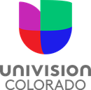 Logotipo de Univisión Colorado. Un colorido emblema en forma de U sobre texto gris. El emblema tiene cuatro cuadrantes: morado, verde, rojo y azul.