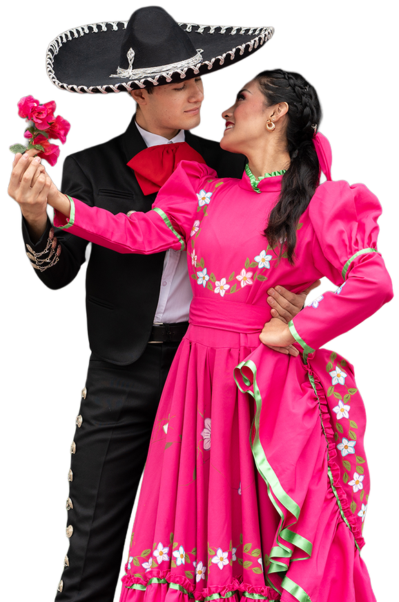 Pareja mexicana con atuendo tradicional bailando; el hombre sostiene rosas, la mujer lleva un vestido rosa; ambos sonriendo, mirándose.