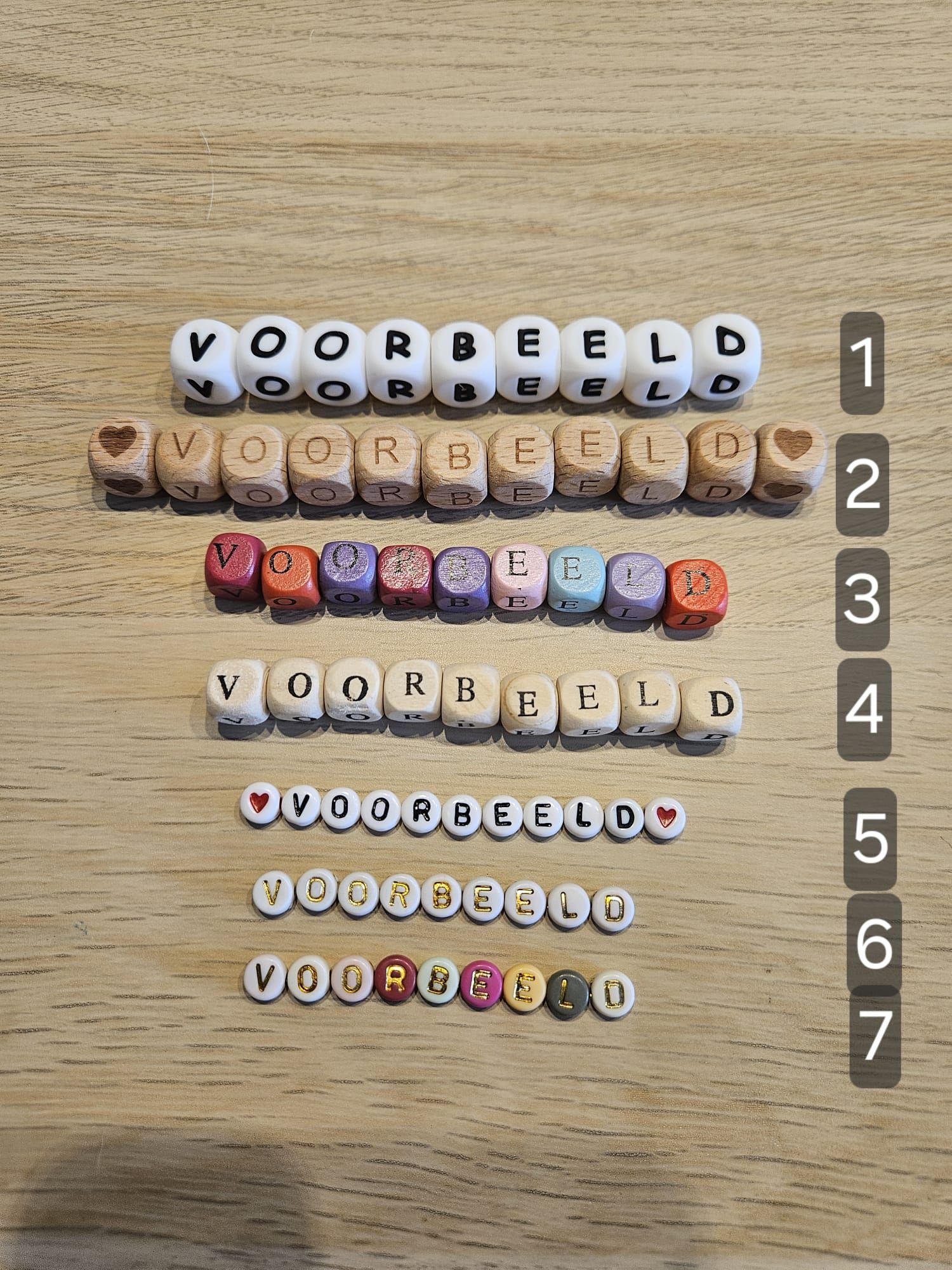 Zeven rijen lettertegels op een houten ondergrond, met de rijnummers 1-7 aan de rechterkant.