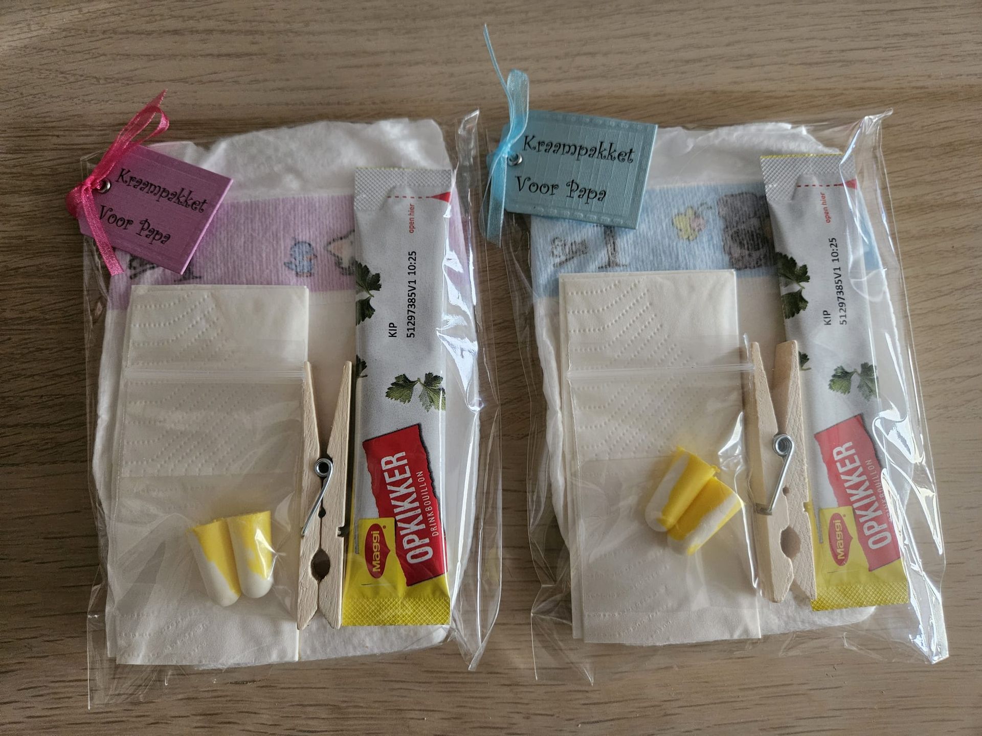 Twee doorzichtige zakjes met wattenschijfjes, gele artikelen en labels op een witte ondergrond.