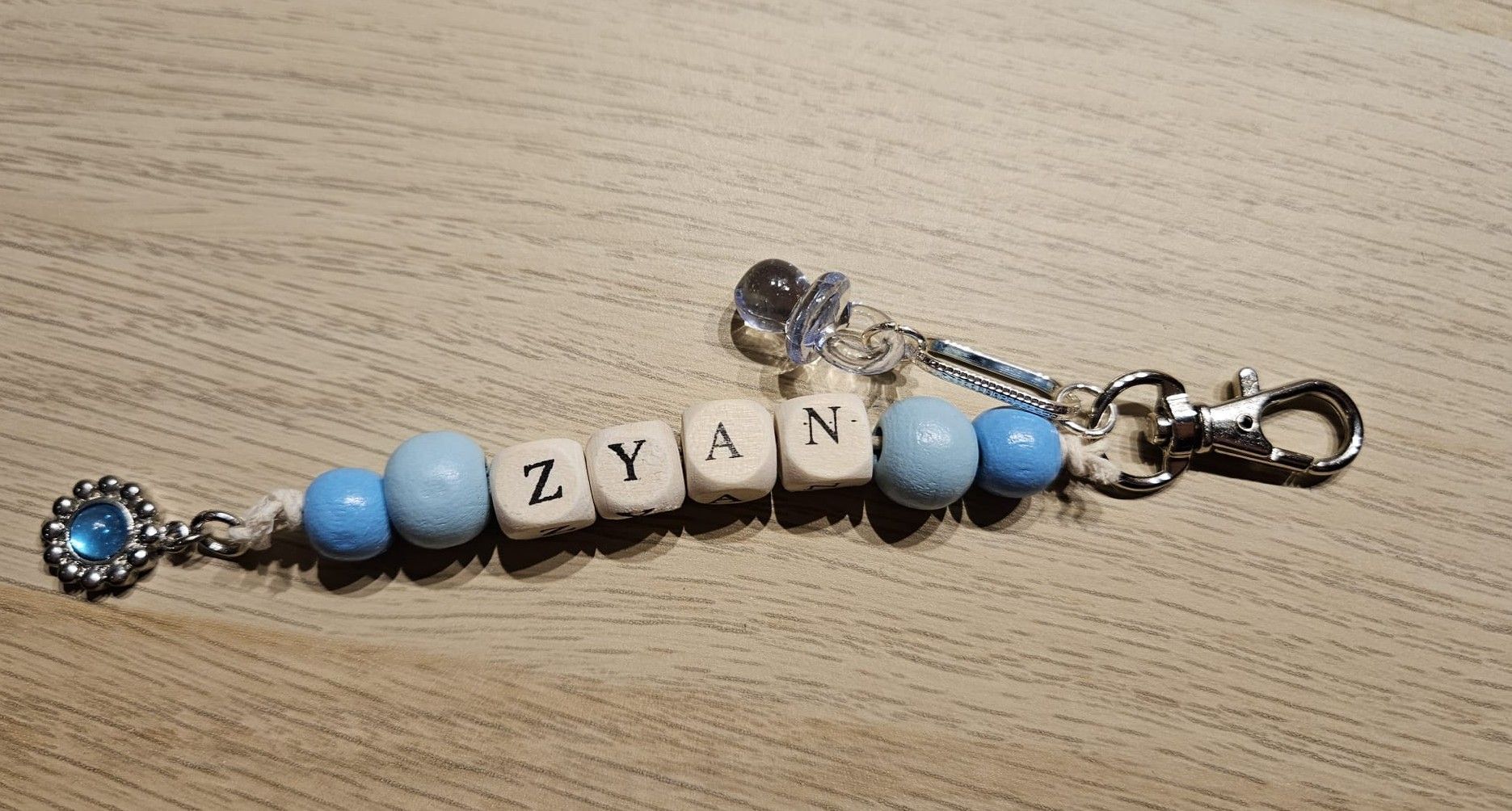 Kralenarmband met blauwe en witte kralen die het woord 
