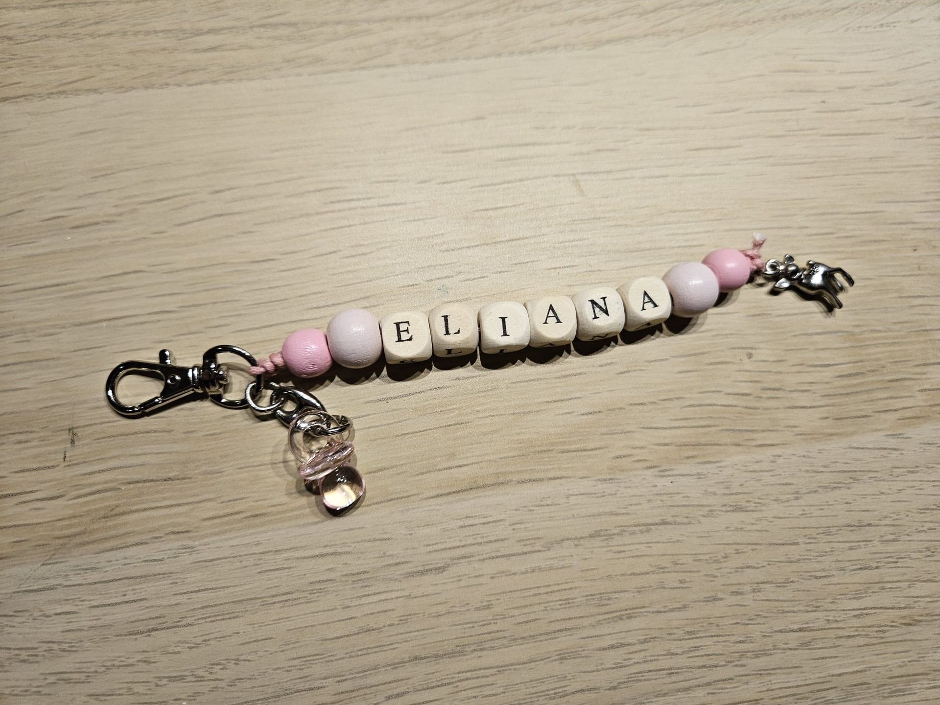 Kralenarmband met kralen in de vorm van de letter 