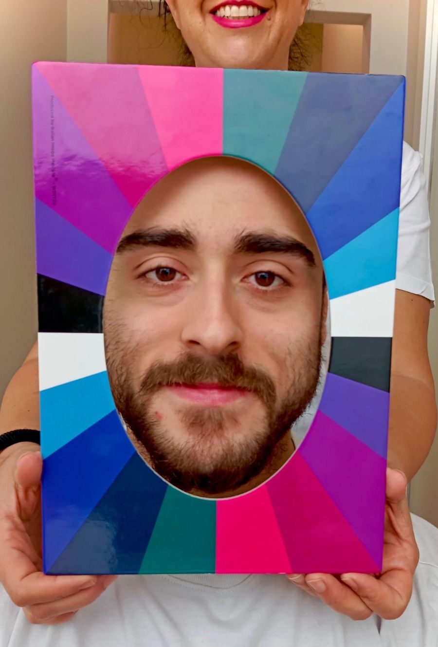 Una donna tiene in mano la foto del volto di un uomo in cerchio.