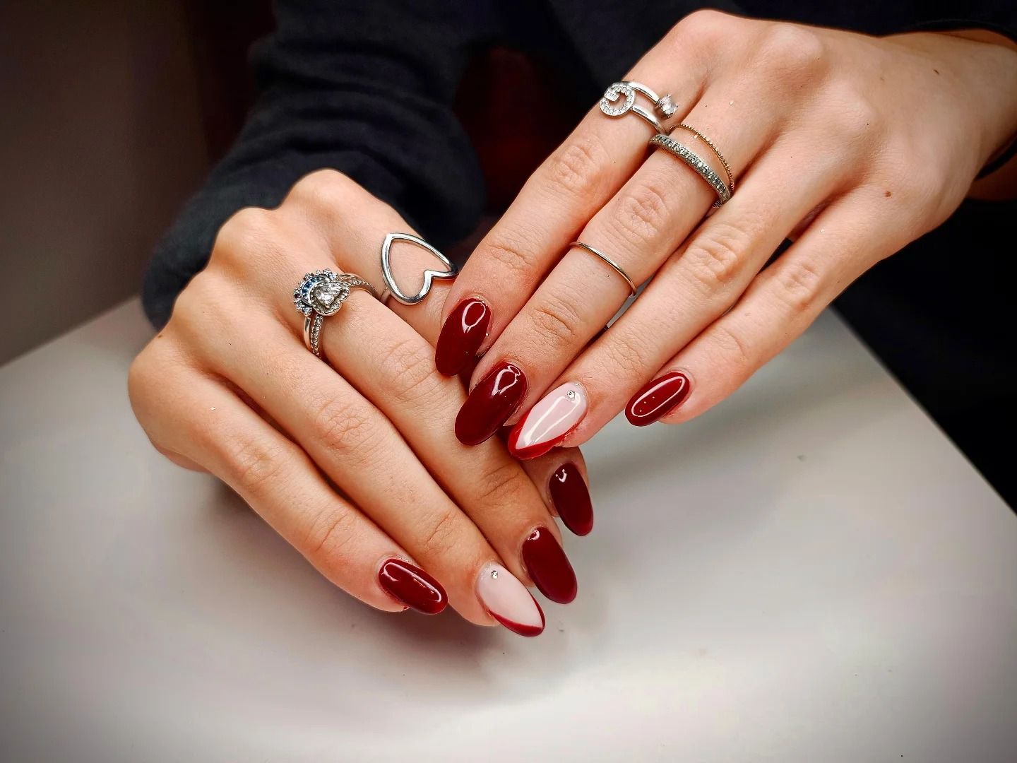 Un primo piano delle mani di una donna con anelli