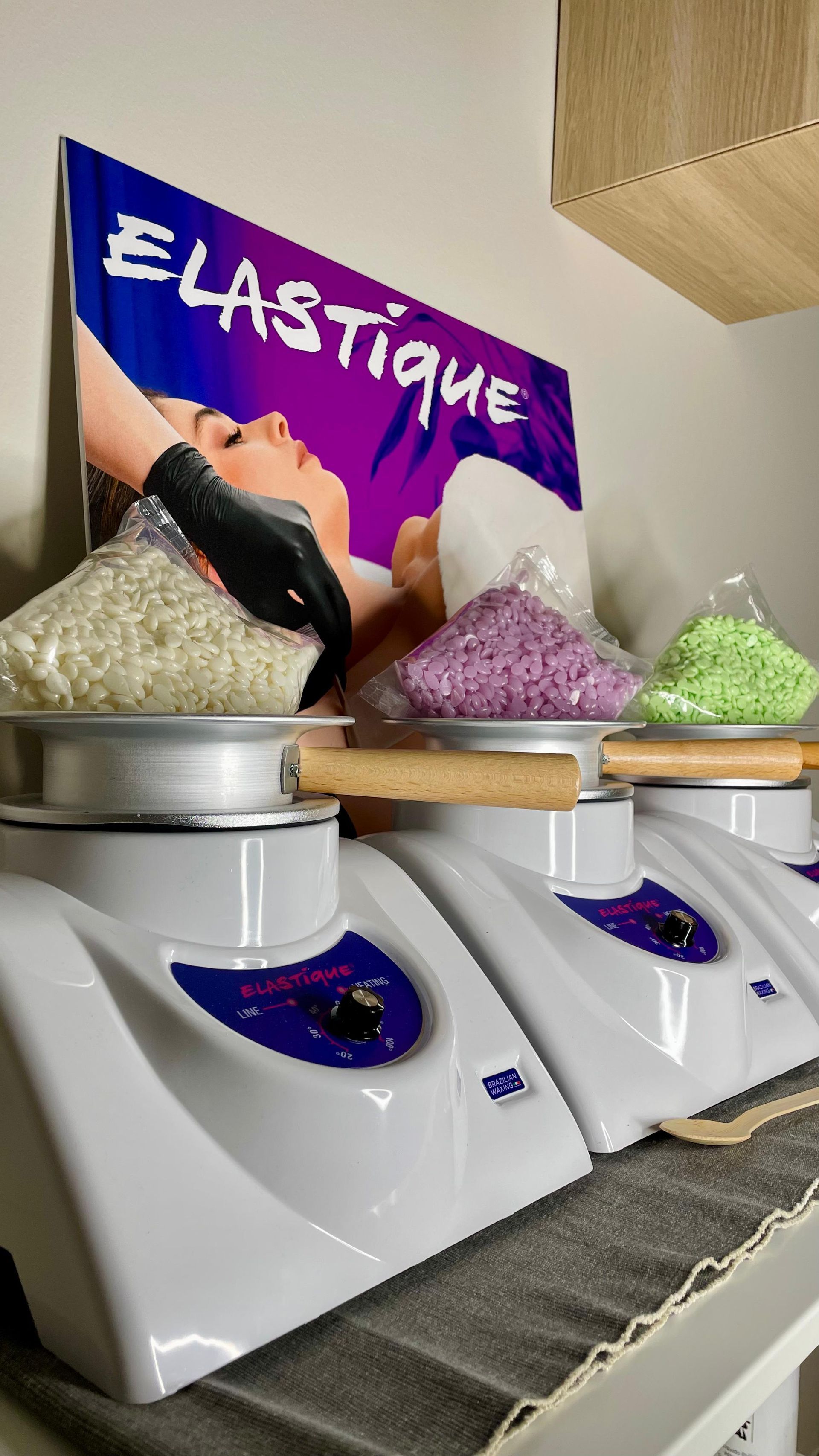 Una fila di scaldacera appoggiati su un tavolo.