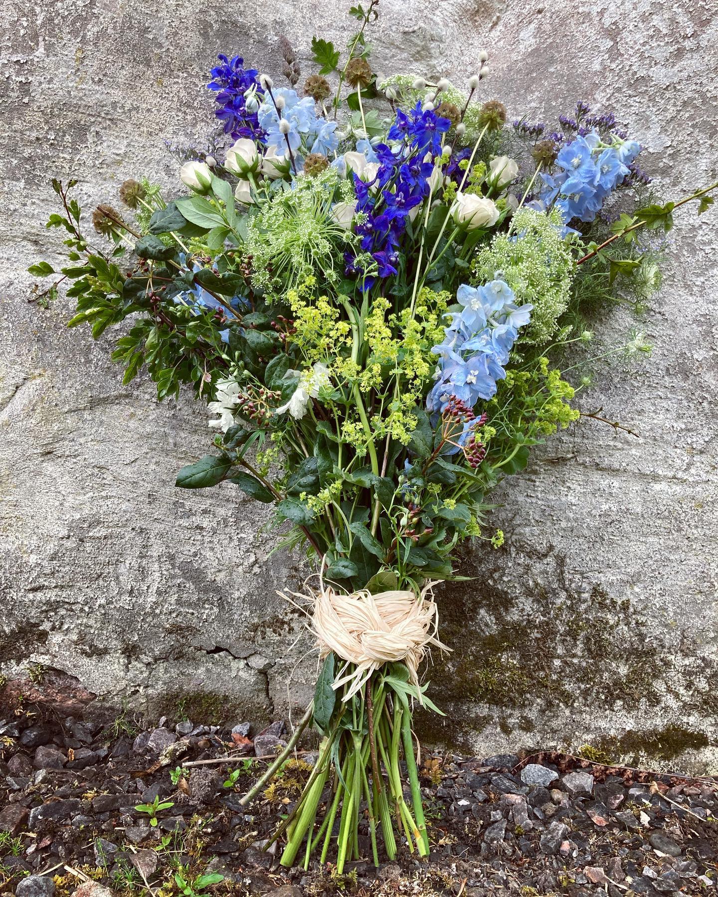 Beautiful natural eco funeral flowers created by  Rachel's Country flowers who is a specialist funeral florist situated in the Scottish Highlands. Covering Edderton, Tain, Seaboard Villages, Balintore, Hilton, Fearn, Portmahomack, Invergordon, Alness, Dornoch, Golspie, Ardgay, Lairg. Natural bespoke casket sprays, sheafs and wreaths