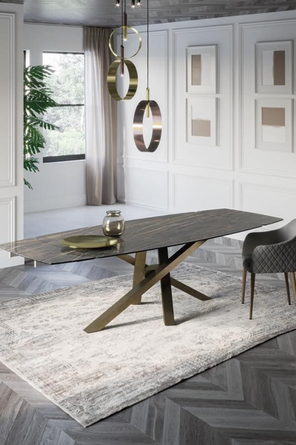 Moderna sala da pranzo con un lungo tavolo, un tappeto e lampade a sospensione.