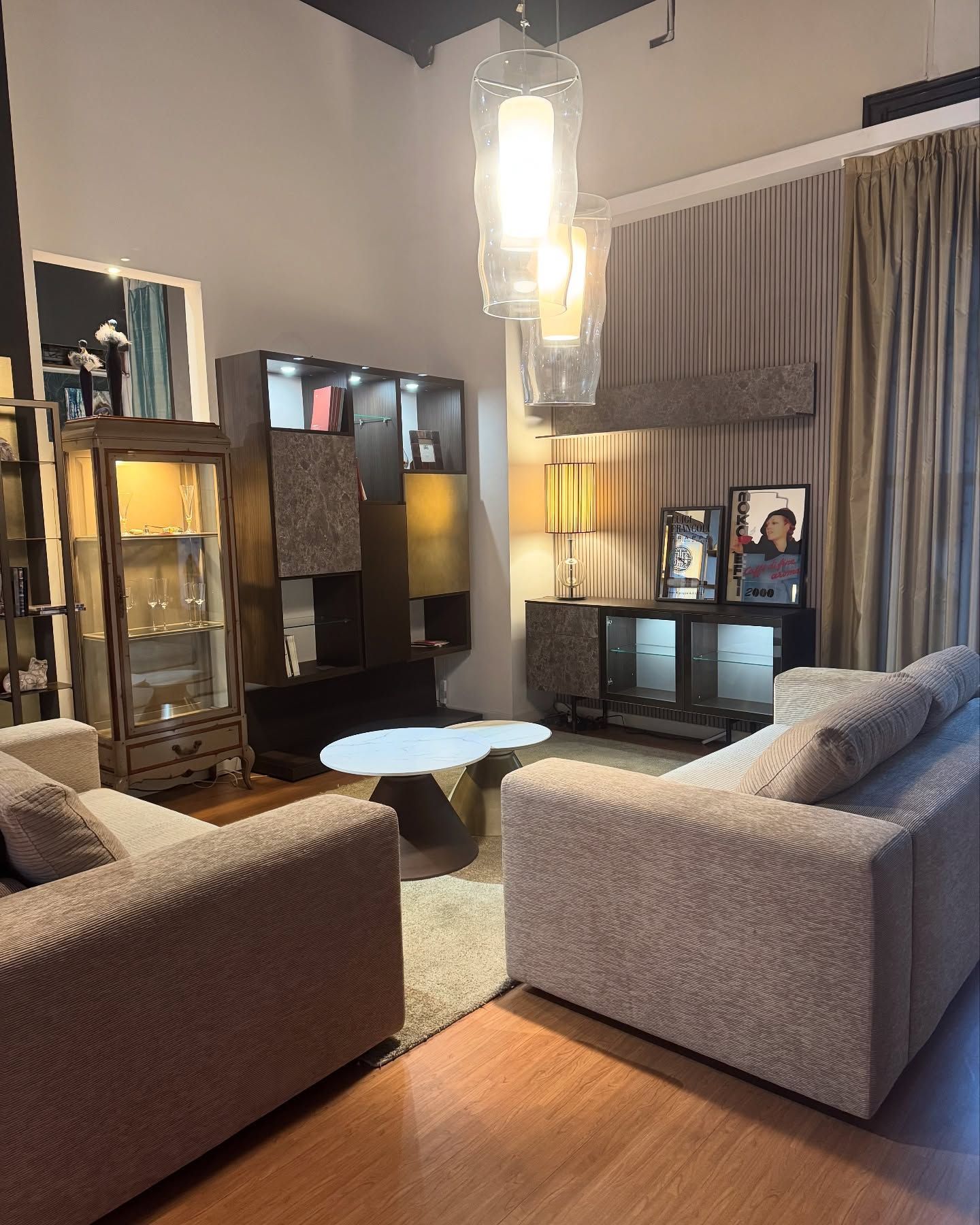 Soggiorno moderno con mobili bianchi e rossi, TV e camino con vista sulla neve dalla finestra.