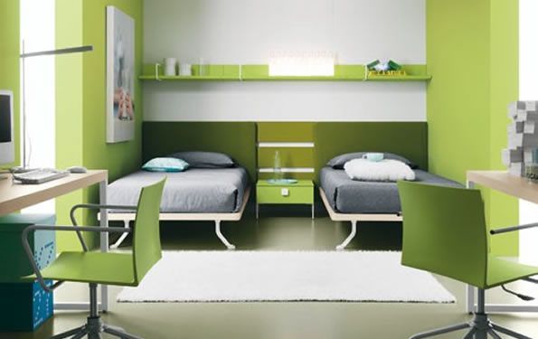 Camera da letto moderna con letti gemelli e dettagli verdi coordinati.