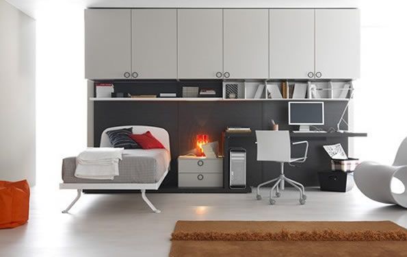 Camera da letto moderna con scrivania, scaffali e letto integrati. Combinazione di colori grigio e bianco.