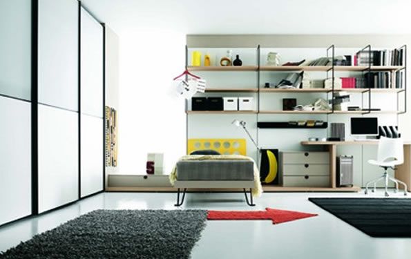 Camera da letto moderna con letto, scrivania, scaffalature e grandi ante bianche dell'armadio.