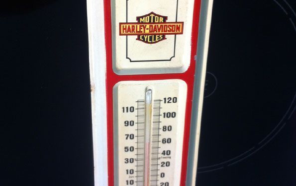 Termometro Harley-Davidson con il logo in alto e la scala della temperatura in basso, che indica circa 50 gradi.