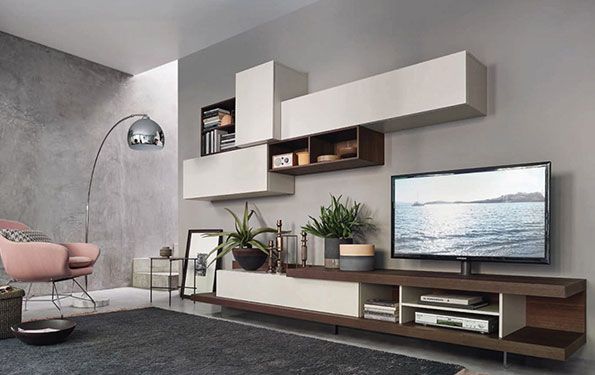 Soggiorno con pareti grigie, moderne mensole sospese, TV e mobili di metà secolo.