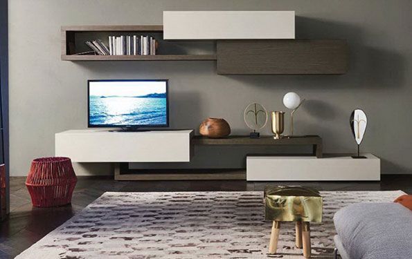 Soggiorno moderno con mensole sospese, TV e oggetti decorativi.