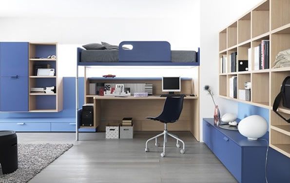 Camera da letto moderna nei toni del blu e del beige con letto a soppalco, scrivania e scaffali integrati.