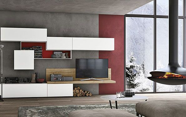 Soggiorno moderno con mobili bianchi e rossi, TV e camino con vista sulla neve.