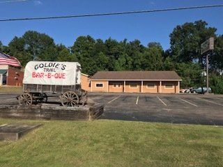 Goldie's Trail Bar-B-Que covered wagon outside restaurant
