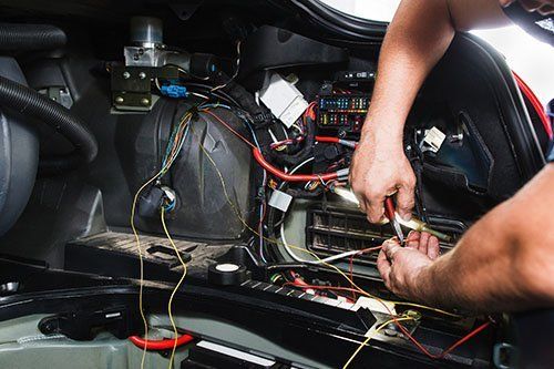 riparazione di impianto radio di autoveicolo