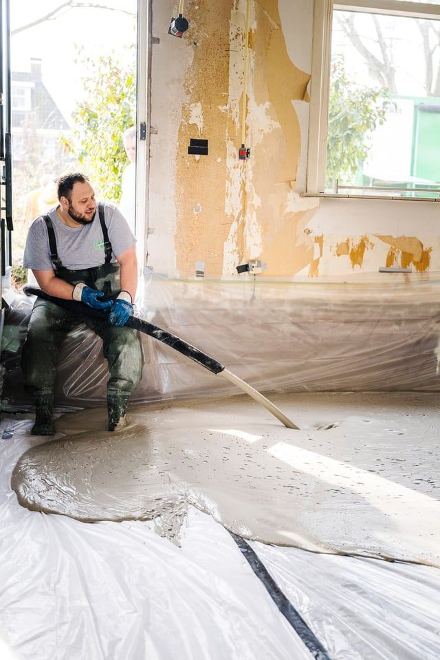 vakman werkt aan een renovatievloer met schuimbeton