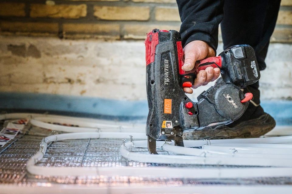vloerverwarming wordt aangelegd op een schuimbetonvloer