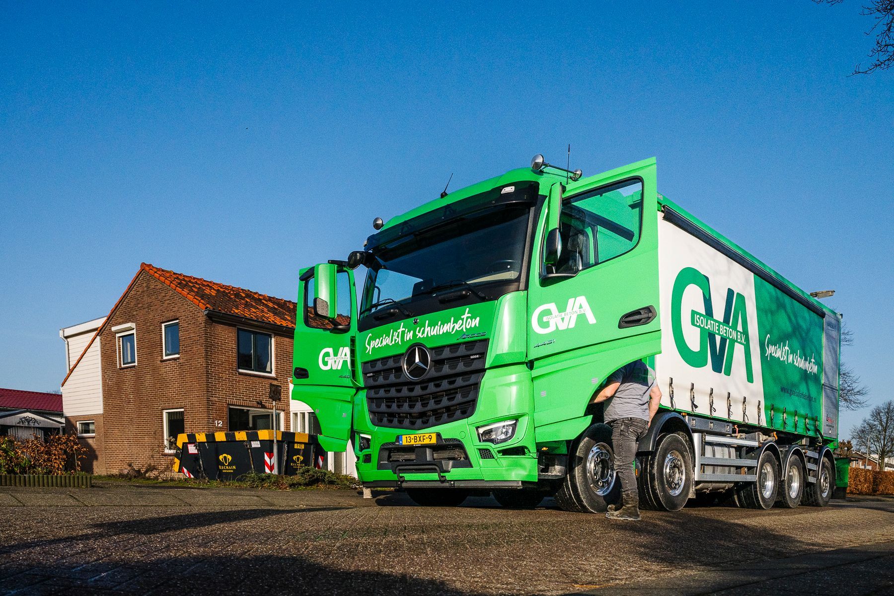 vrachtwagen GVA Isolatiebeton welke wordt gebruikt voor kruipruimte isolatie