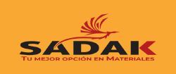 Logotipo para SADAK, una empresa de materiales, que presenta un gráfico de un pájaro y texto en español sobre un fondo naranja.