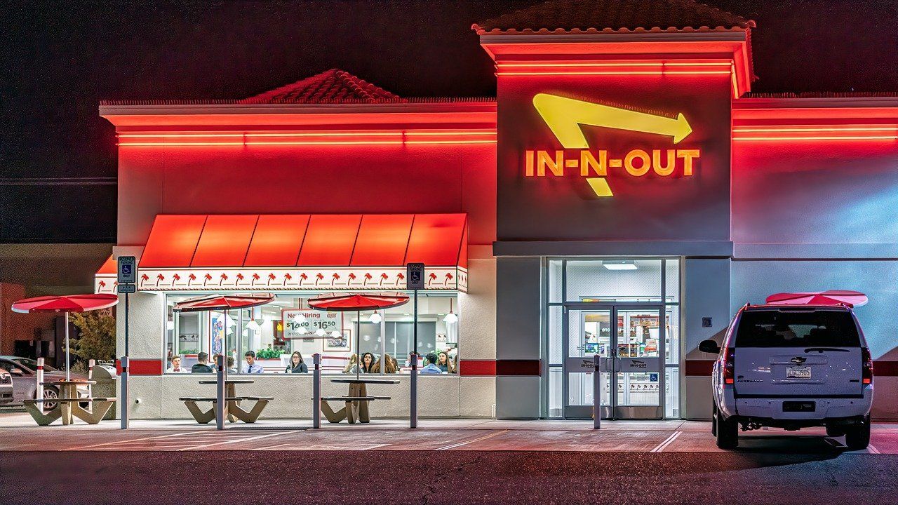 An image of the parking lot of an In-n-Out restaurant.