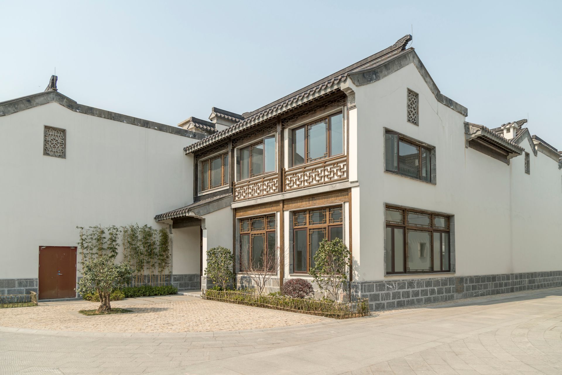 A large white building with a lot of windows