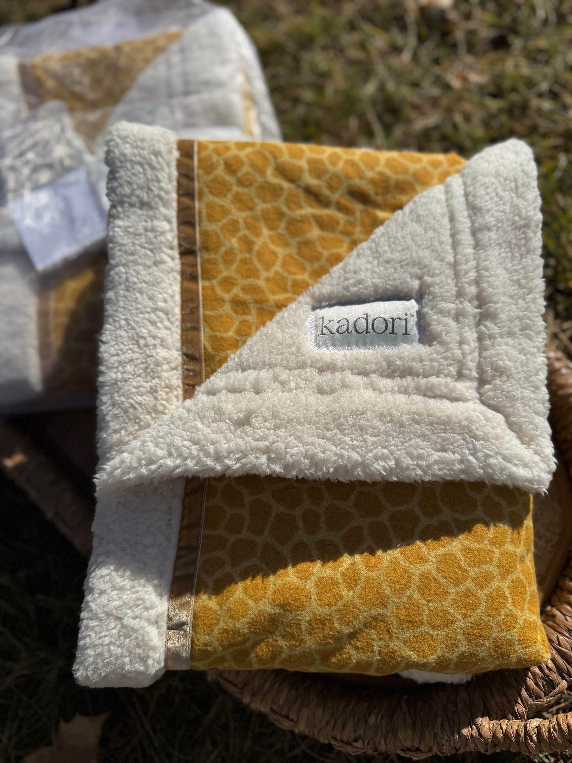 kadori sherpa baby blanket with printed giraffe material