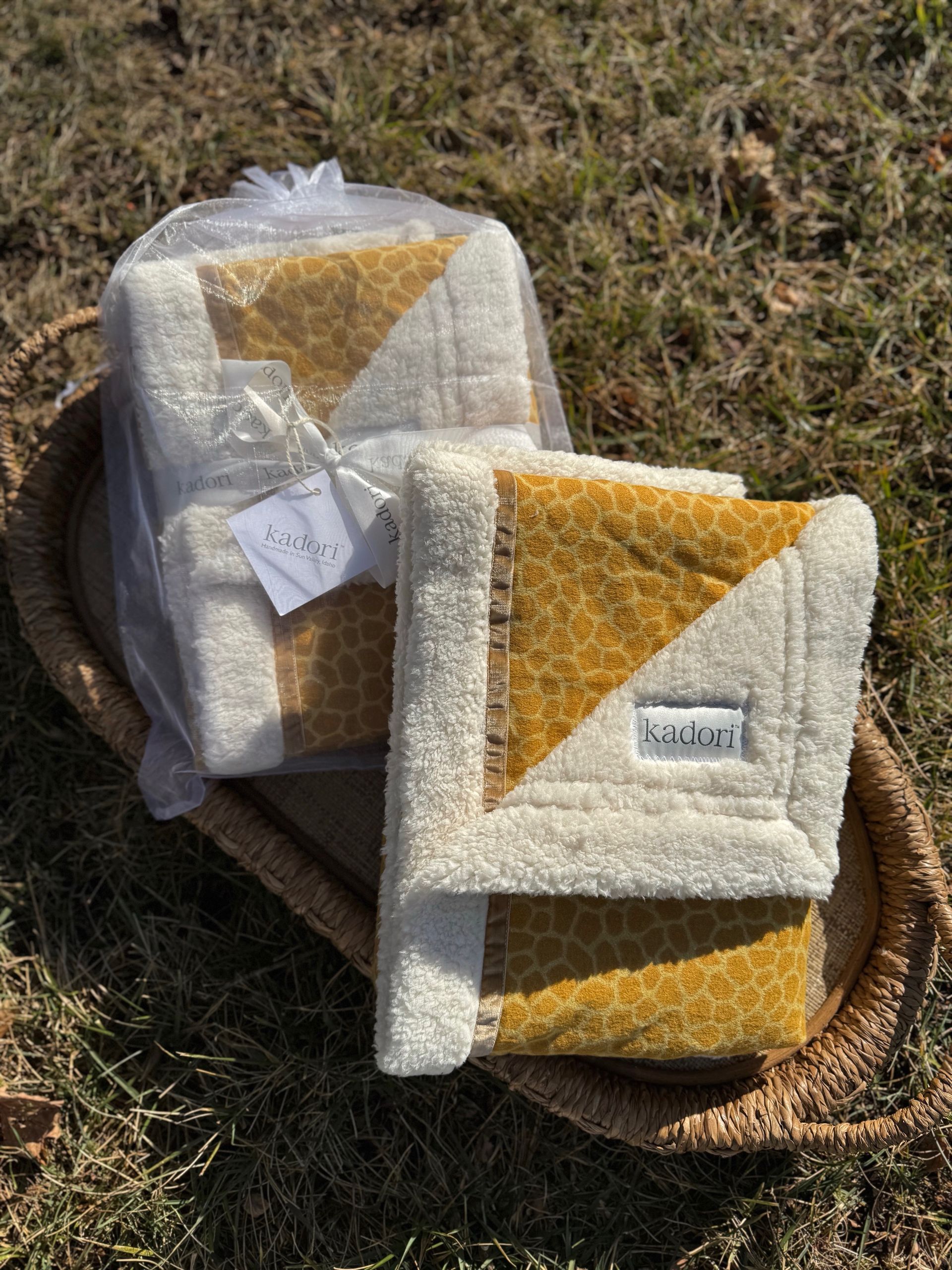 kadori sherpa baby blanket with printed giraffe material