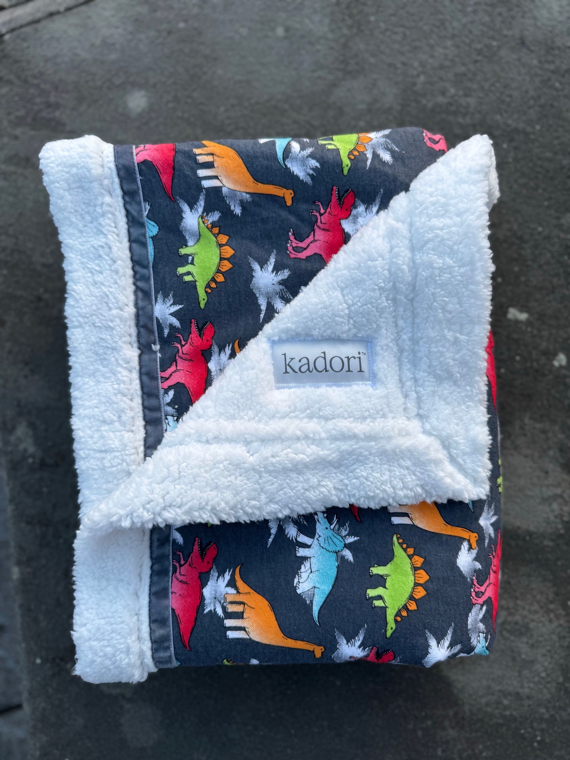 kadori sherpa baby blanket with  dinosaur printed material