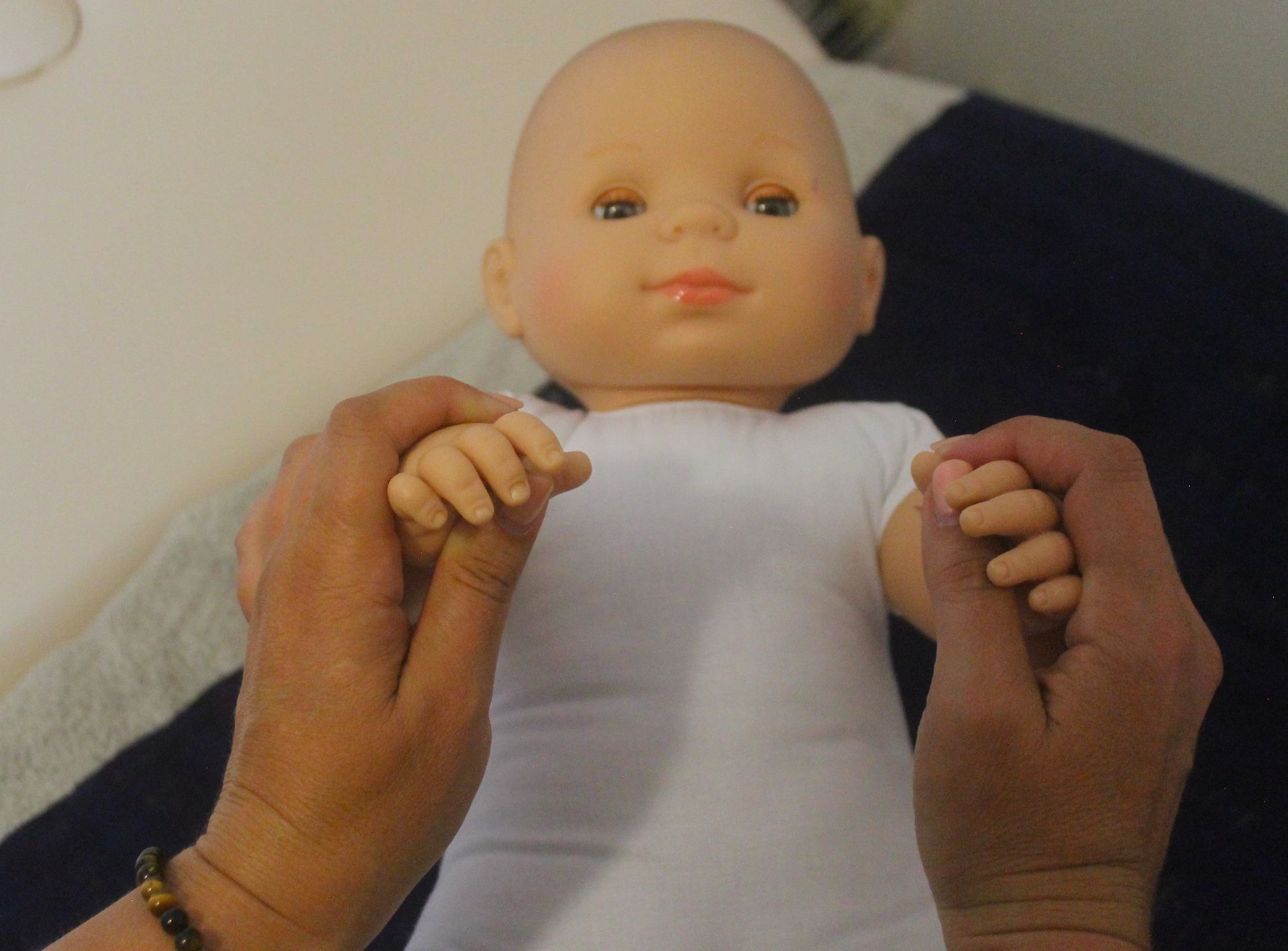 Muriel vous apprends les bons gestes rassurant et enveloppant pour vote bébé . 