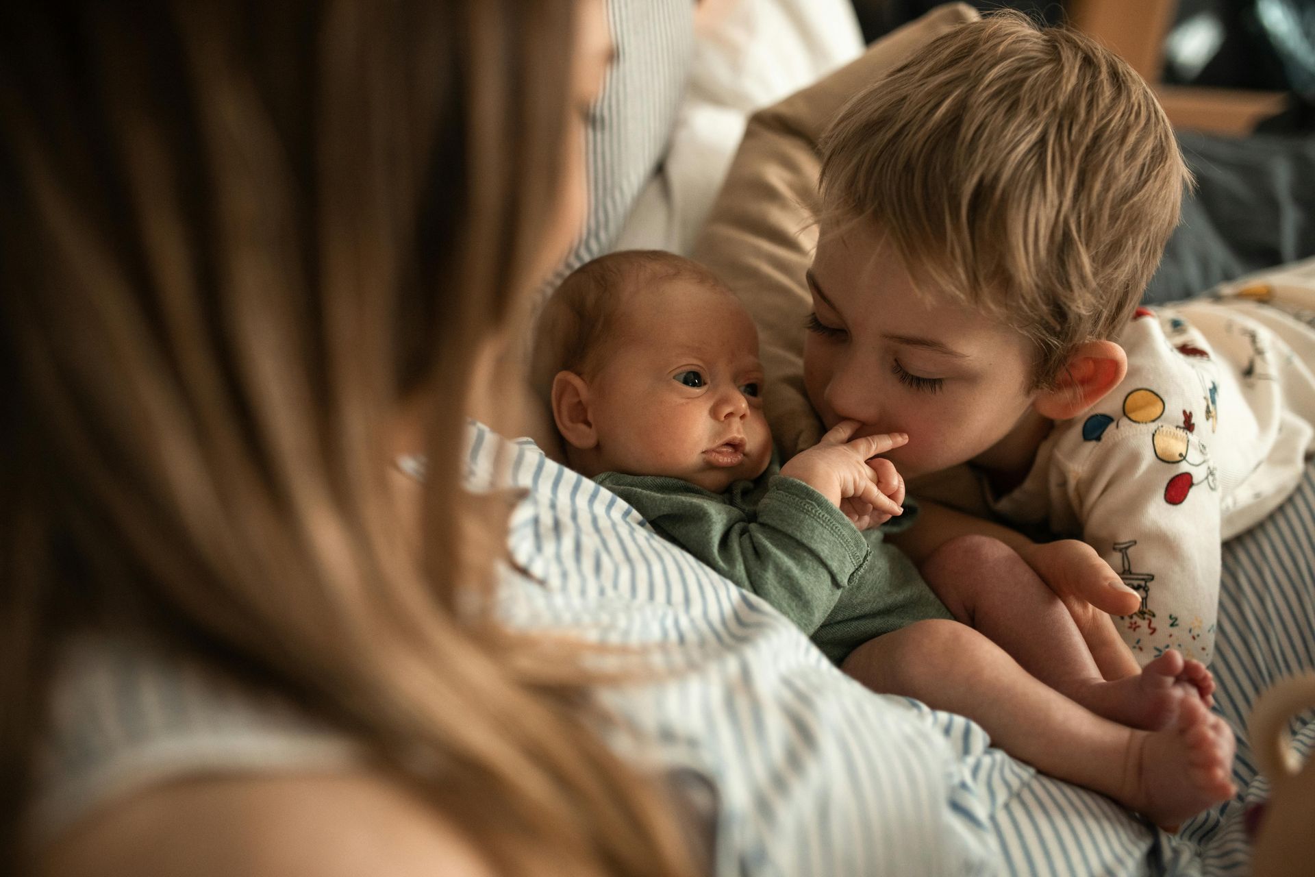 Comment gérer les régurgitations chez le nourrisson : conseils pratiques et approches naturelles