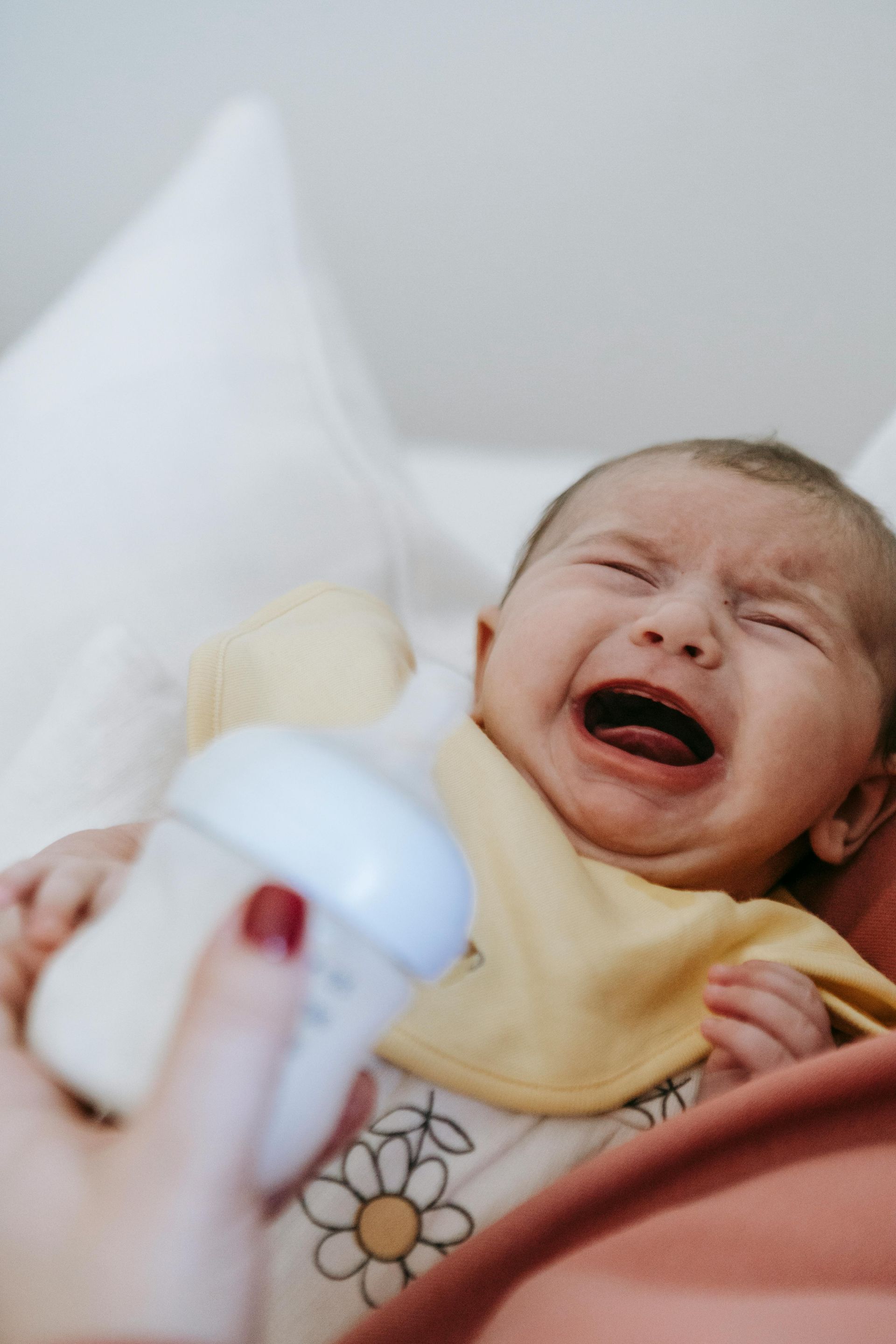 Irritabilité et pleurs chez le bébé : Pourquoi ce n’est pas toujours un RGO pathologique ?