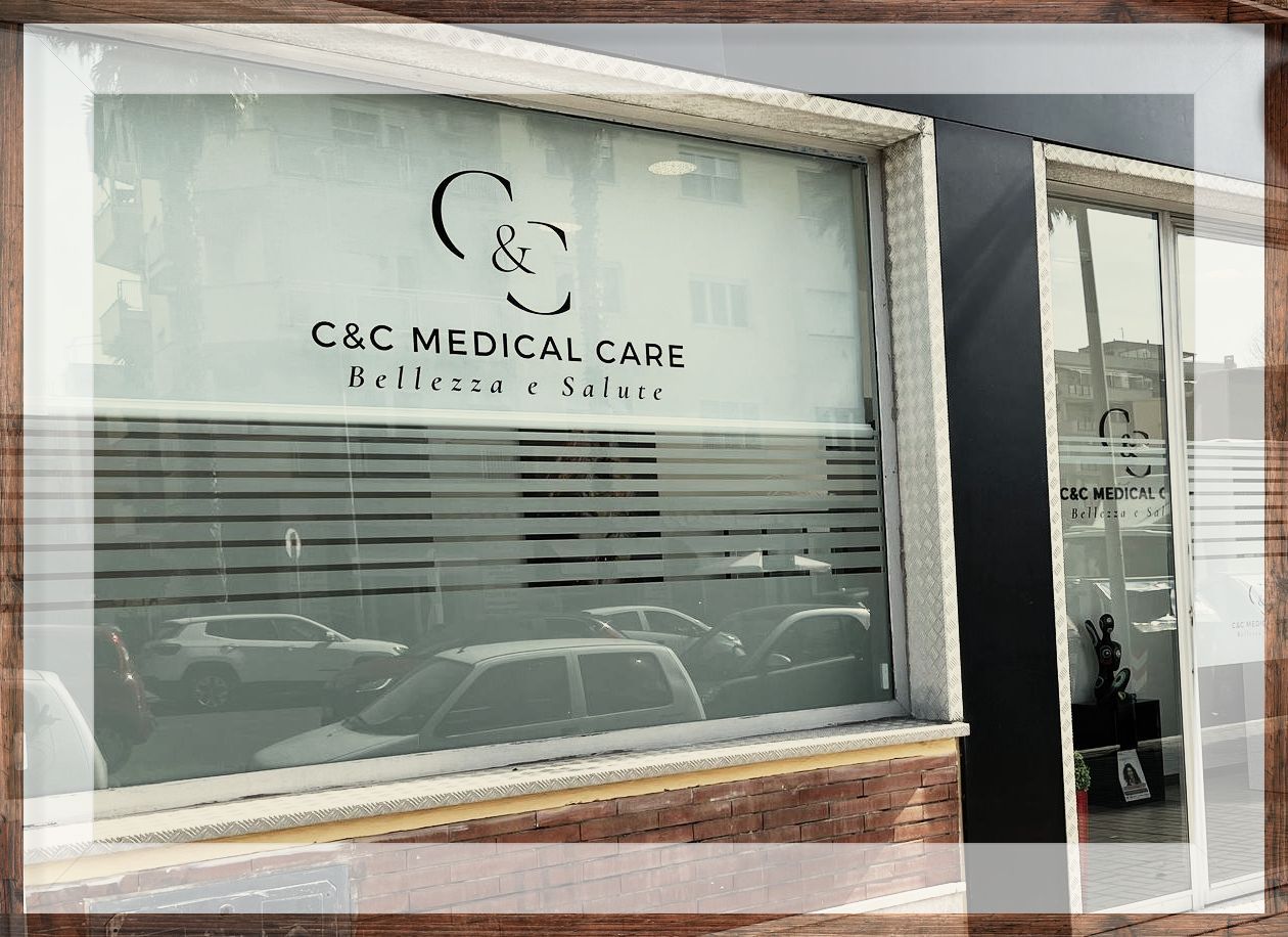 Un edificio con una finestra che dice c & c medical care