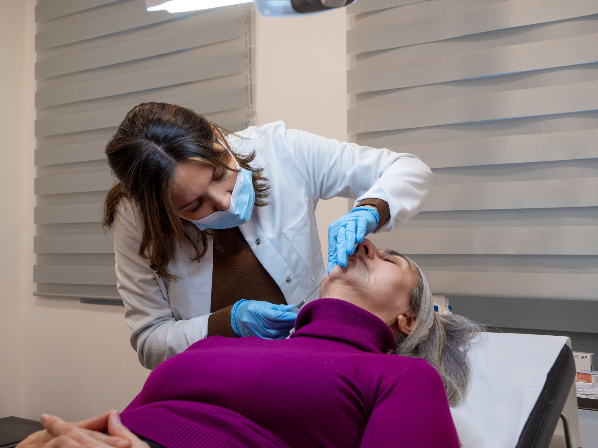 Una donna si sta sottoponendo a un'iniezione di botox sul viso.