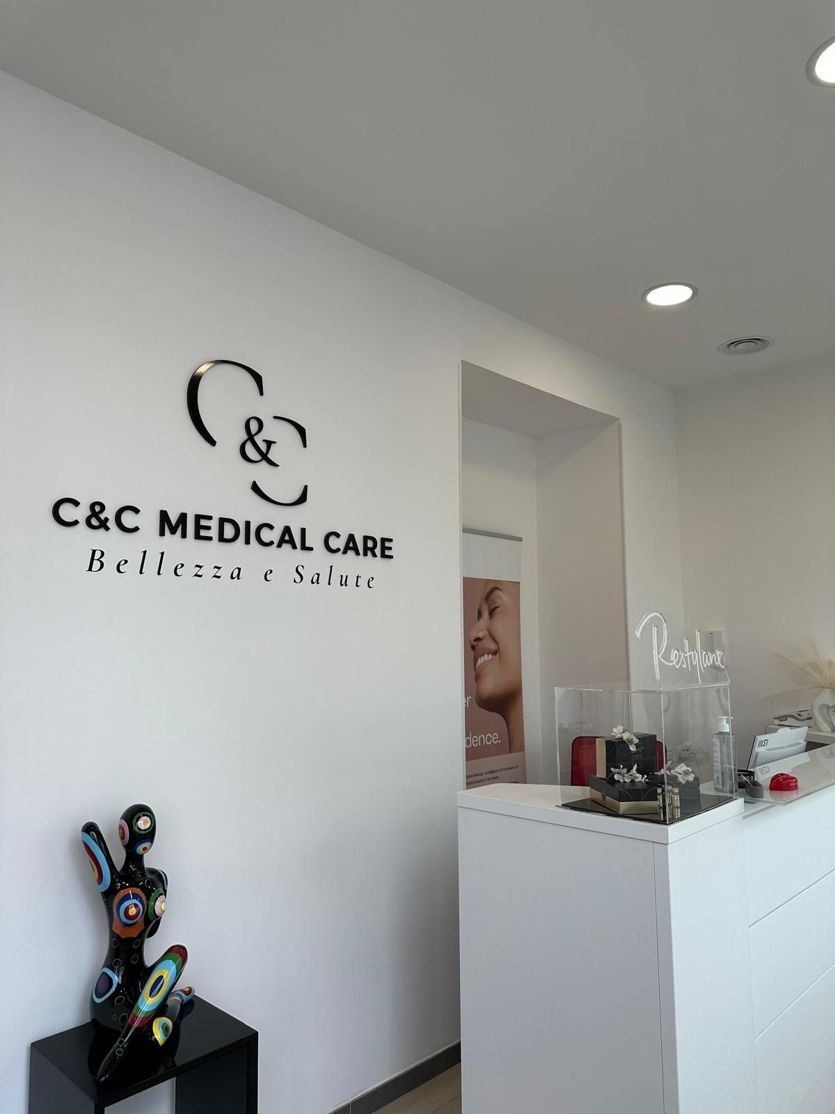 Una stanza con un cartello sul muro che dice c & c assistenza medica.
