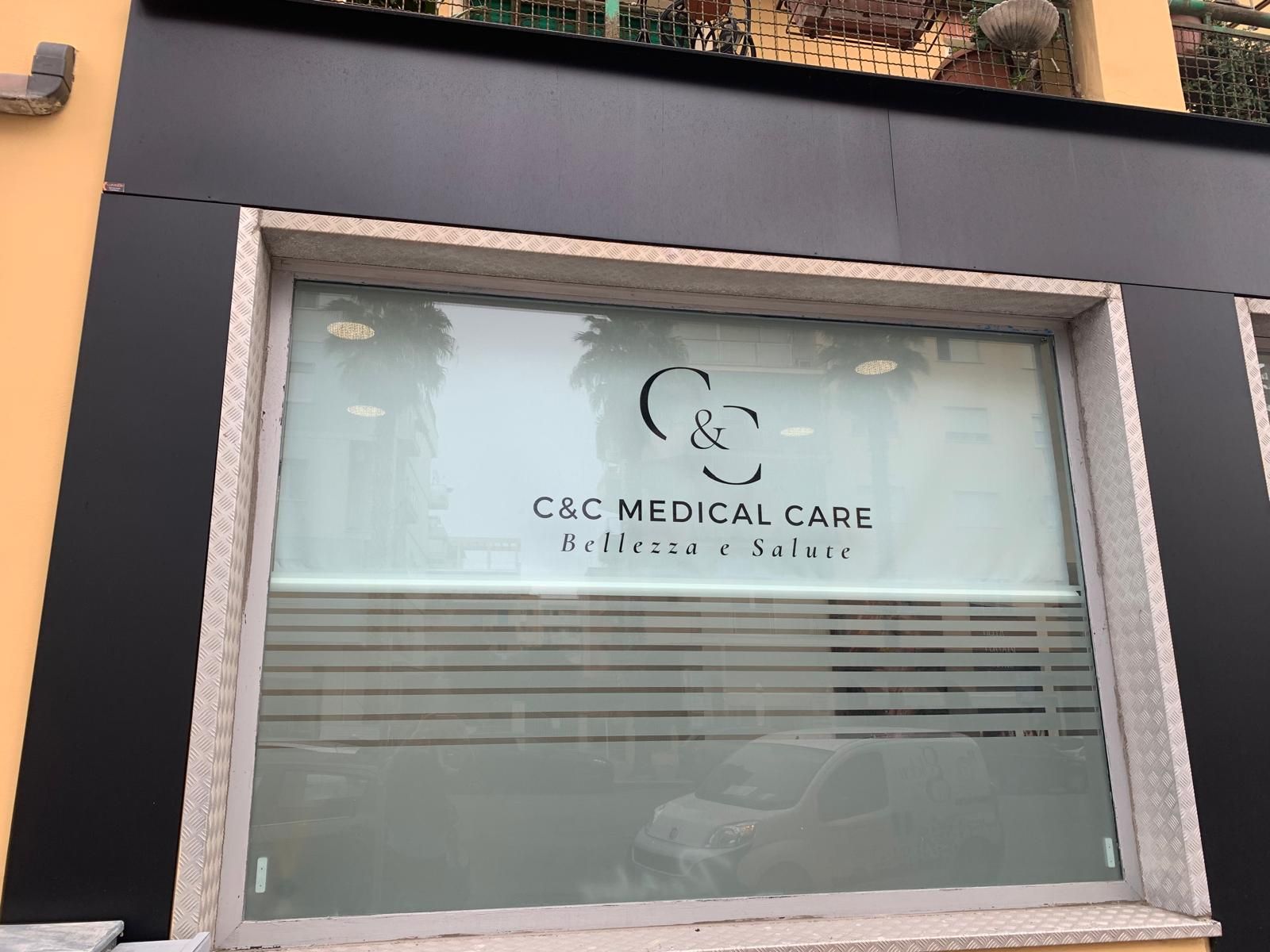 Un edificio con una finestra che dice c & c medical care