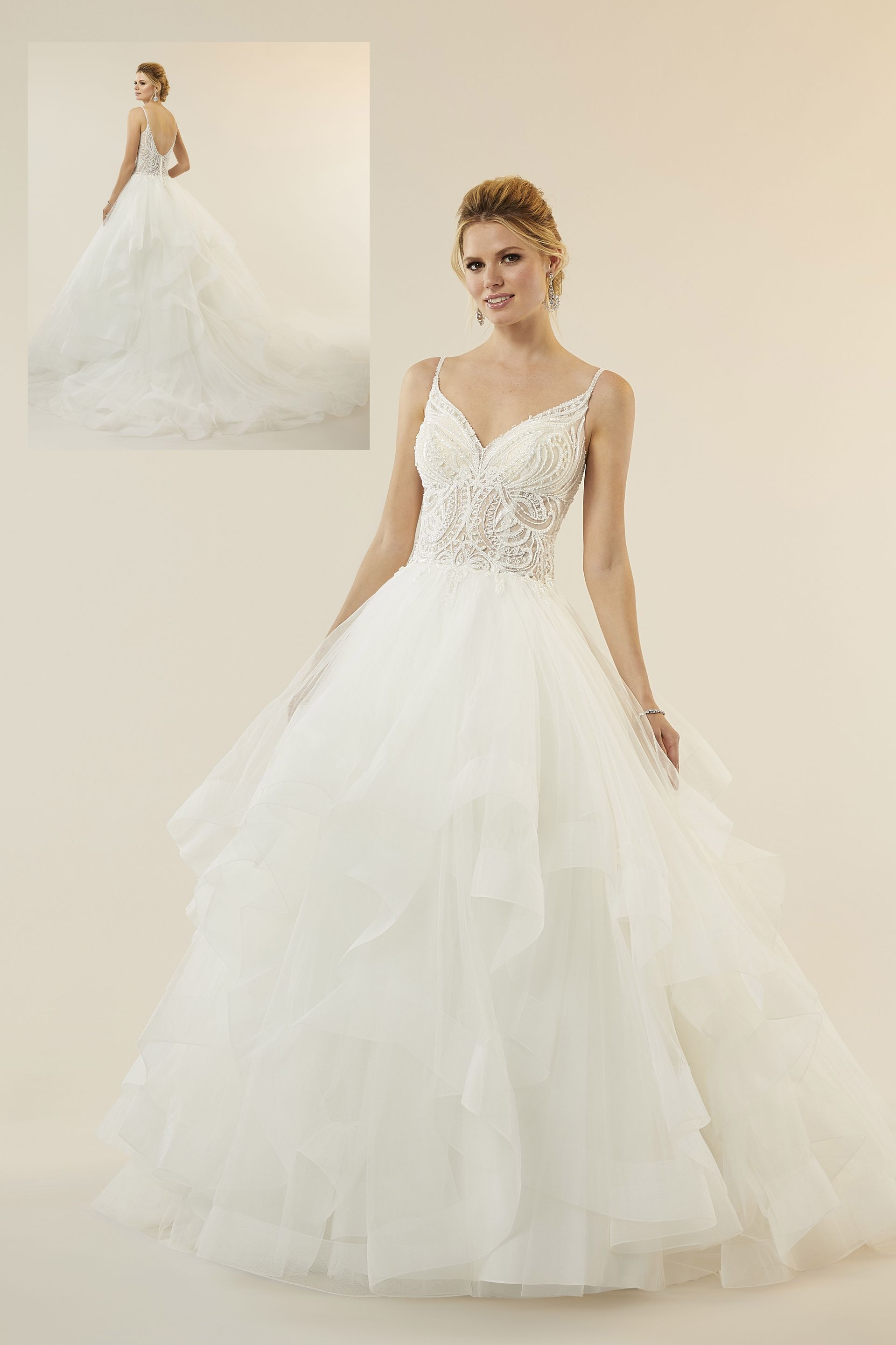 Una donna indossa un abito da sposa bianco con un lungo strascico.