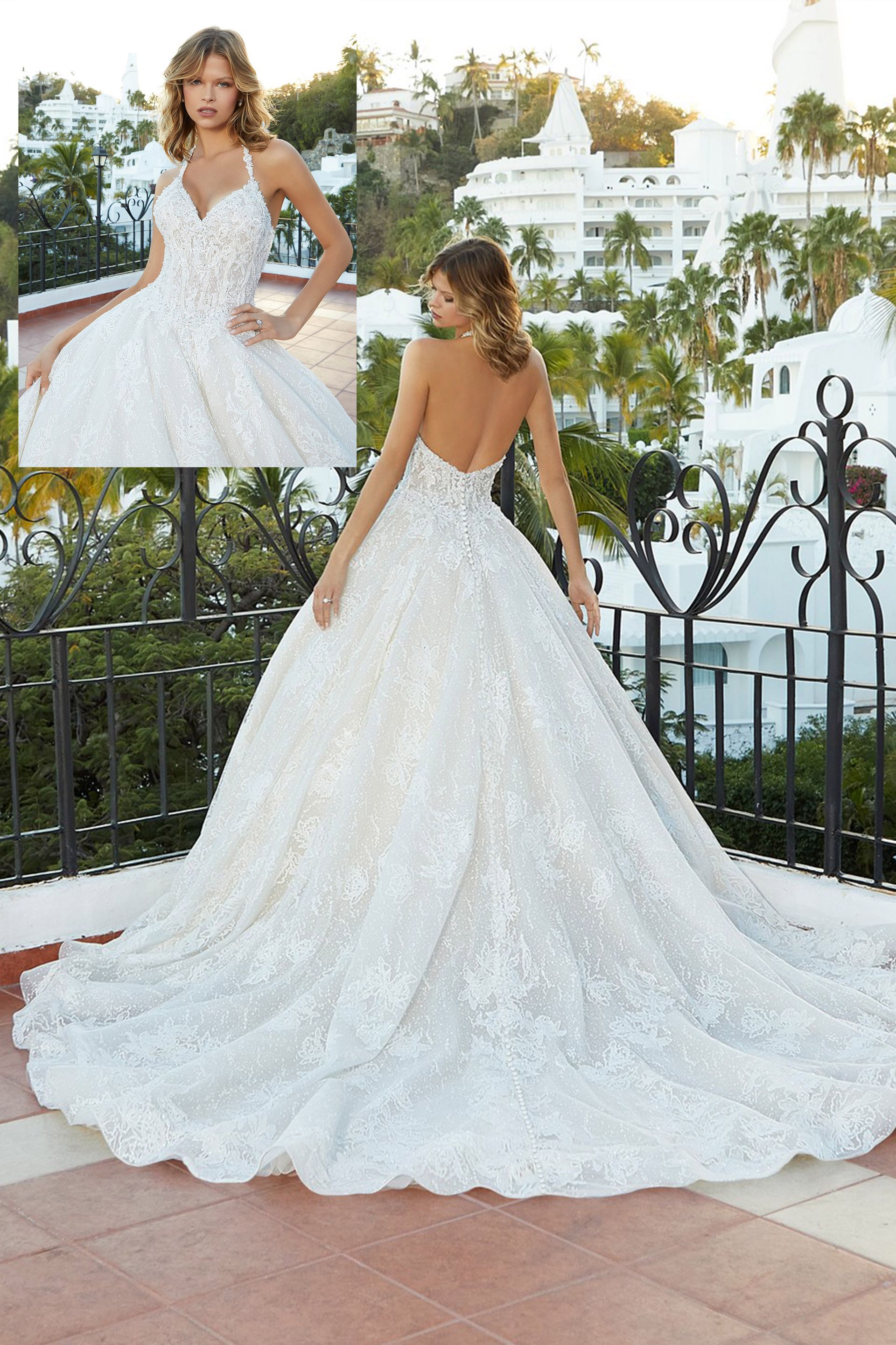 Una donna in abito da sposa bianco è in piedi su un balcone.