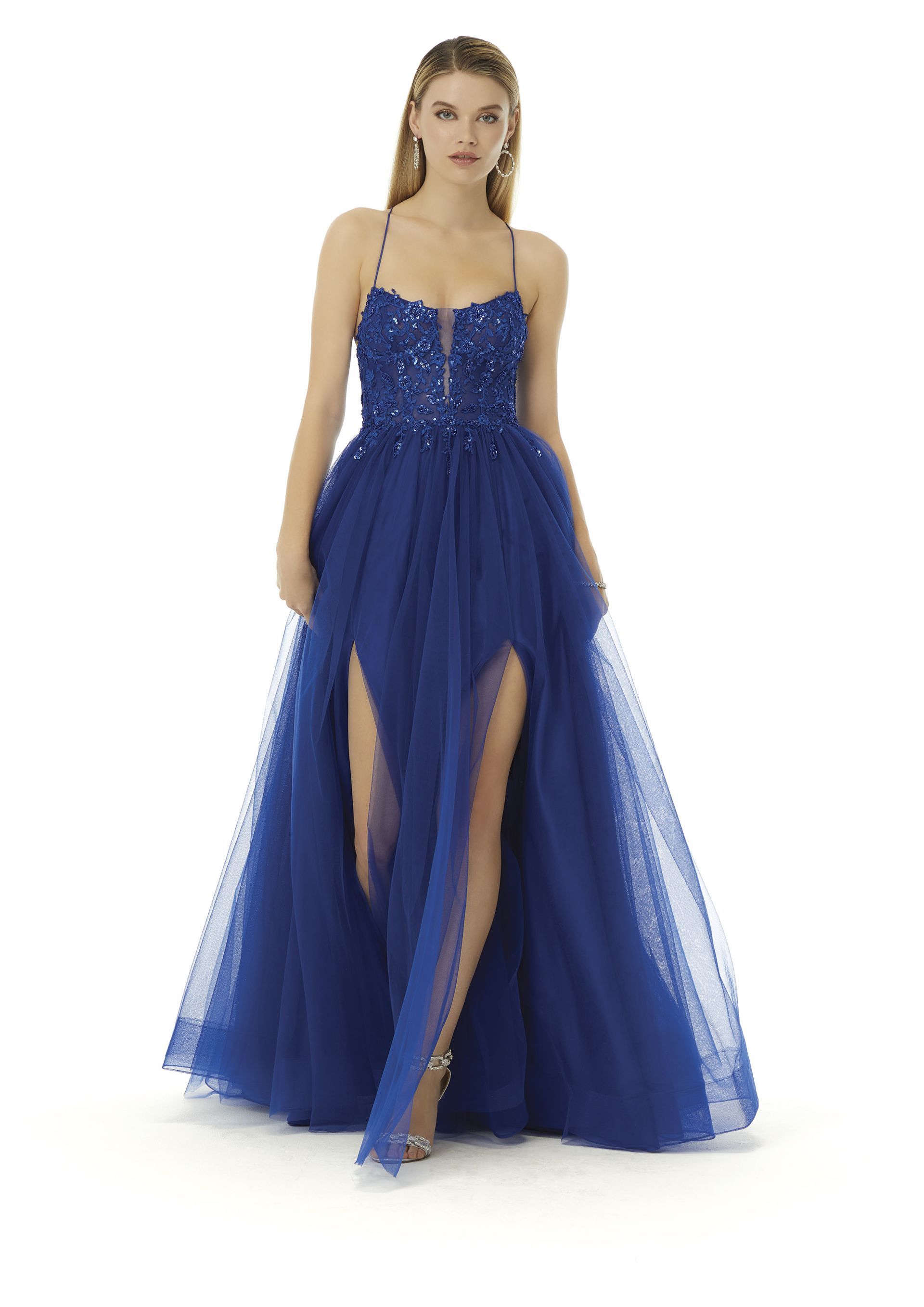 Una donna indossa un vestito blu con uno spacco profondo.