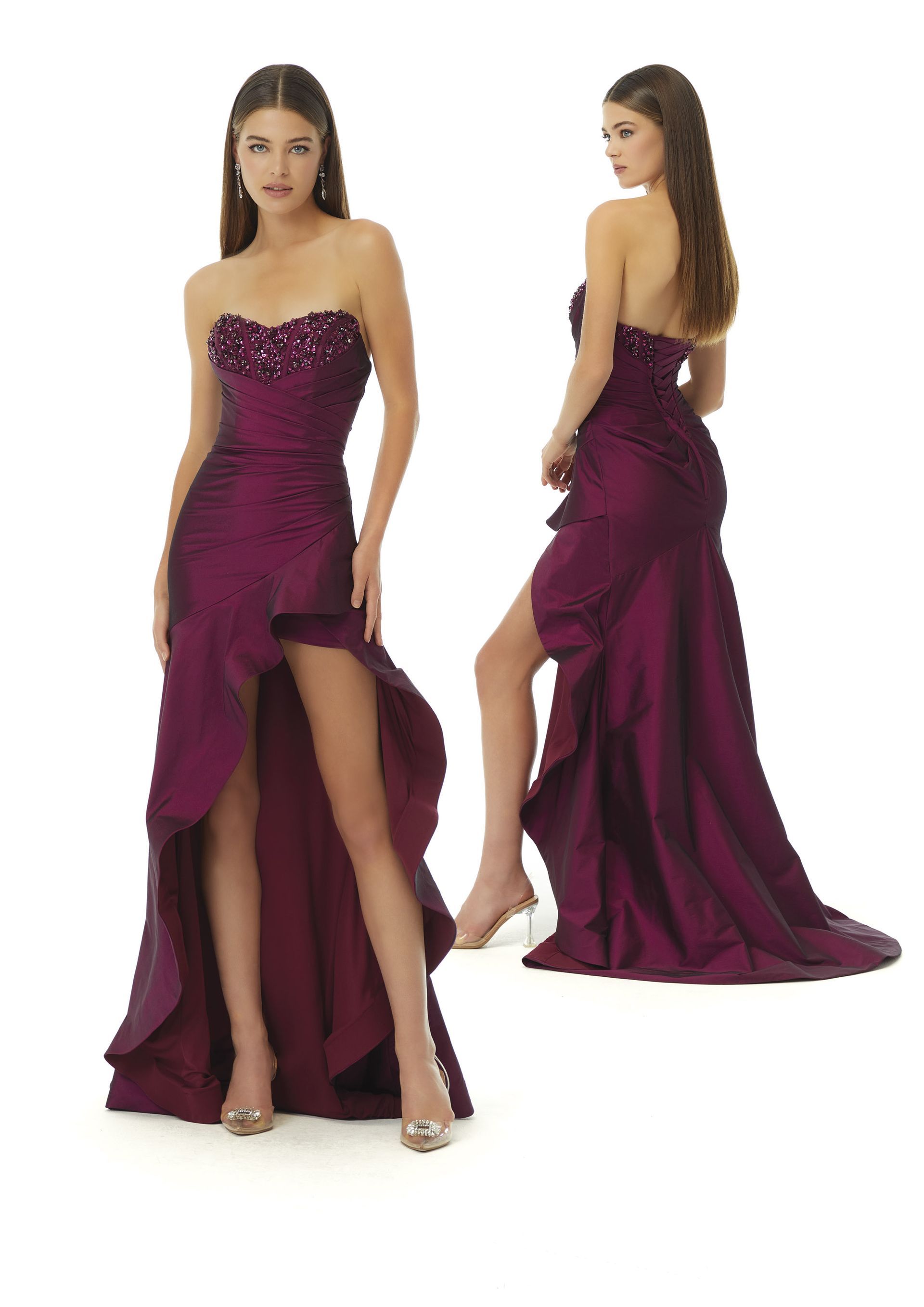 Una donna indossa un abito viola senza spalline con una gonna a ruota.