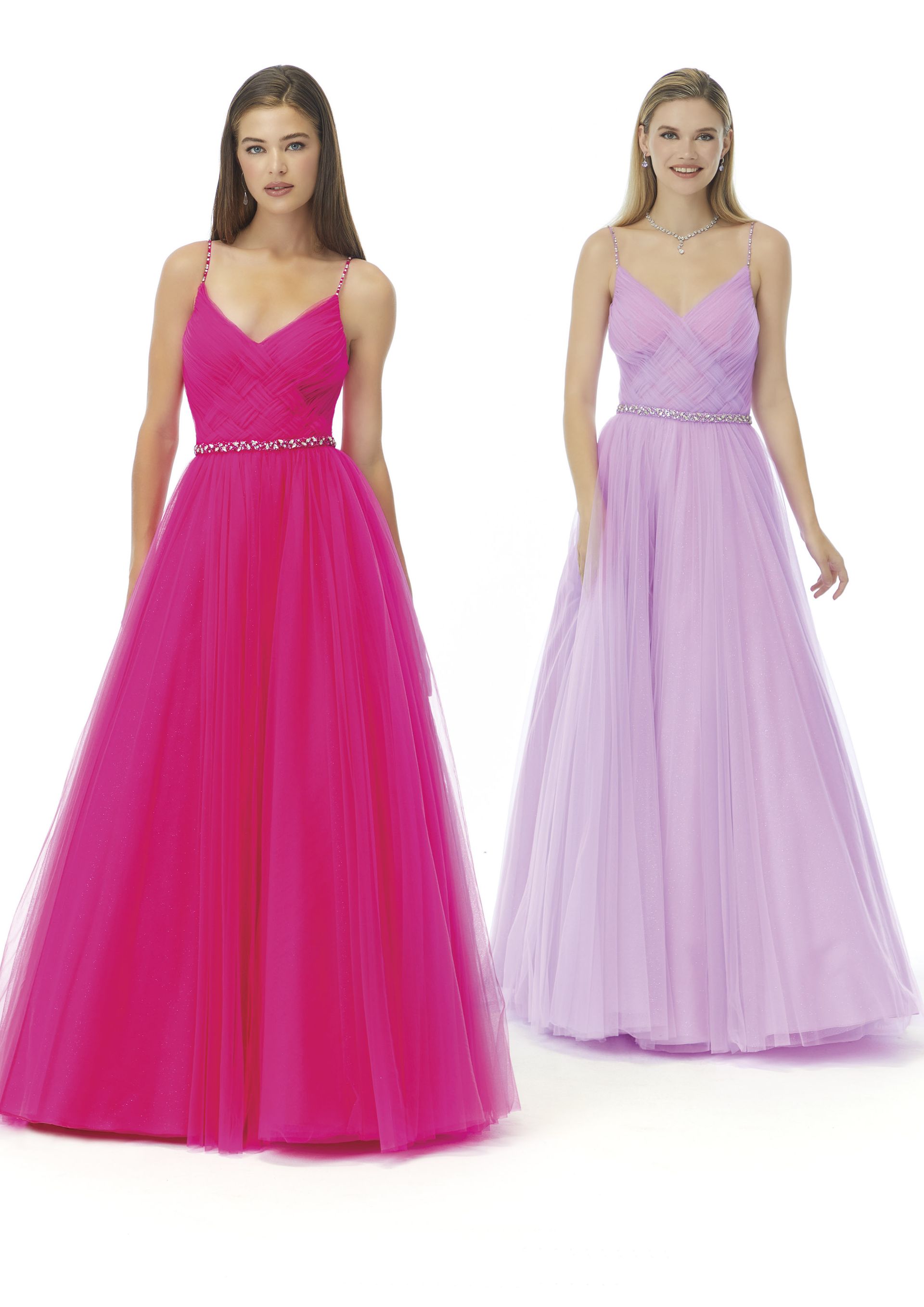 Una donna con un vestito rosa e una donna con un vestito viola sono in piedi una accanto all'altra.