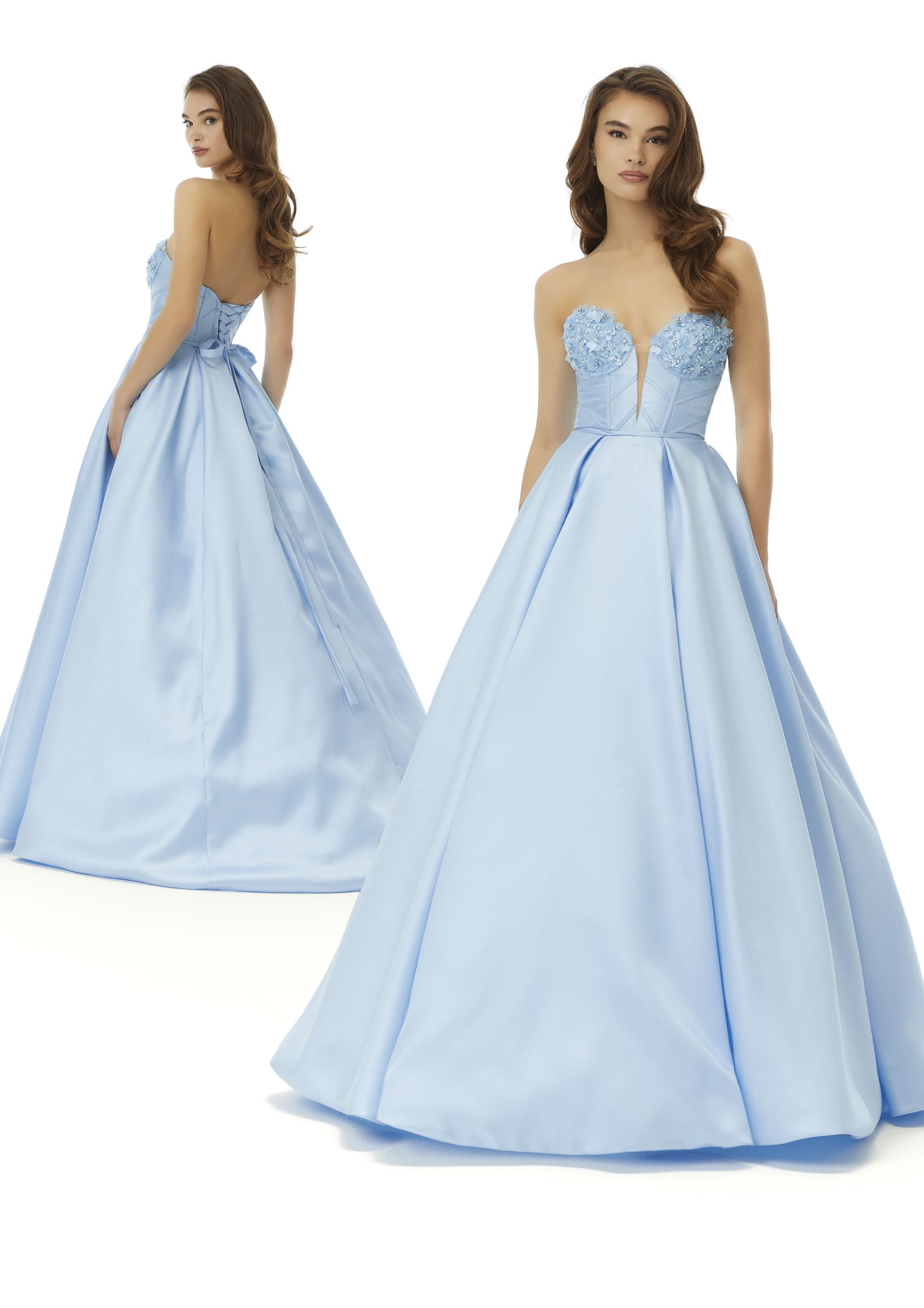 Una donna indossa un abito da ballo azzurro.