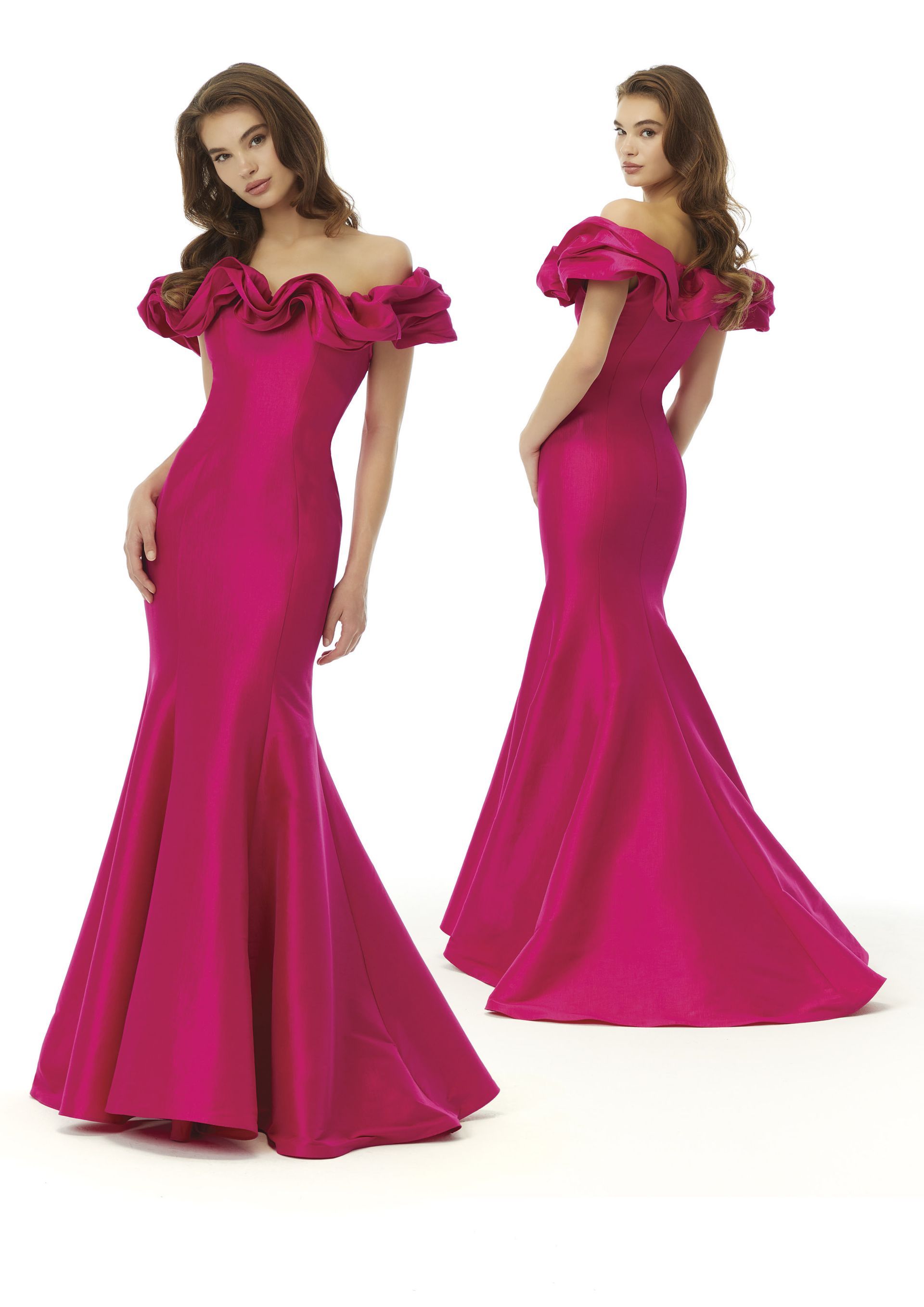 Una donna indossa un lungo abito rosa con volant sulle maniche.