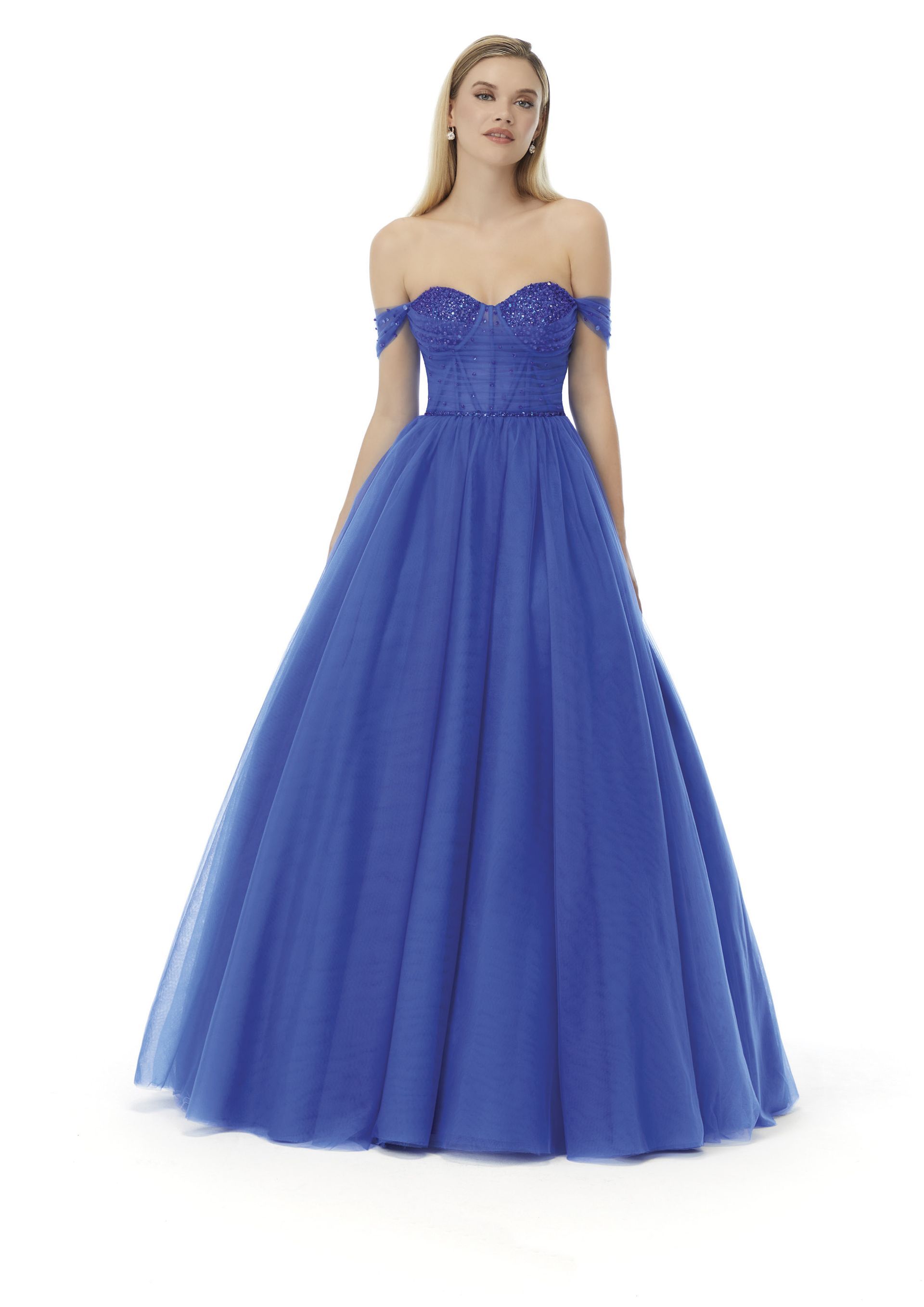 Una donna indossa un abito da ballo blu con le spalle scoperte.