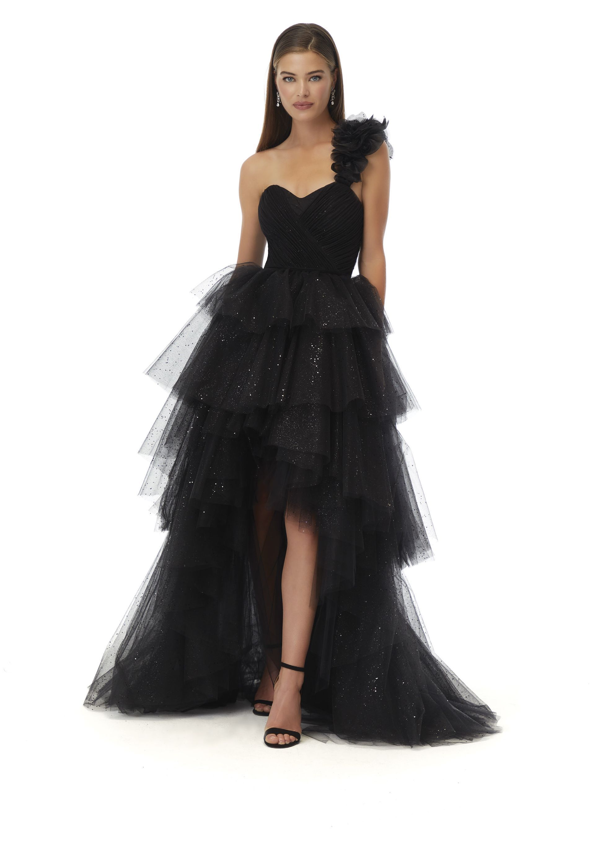 Una donna indossa un abito nero asimmetrico