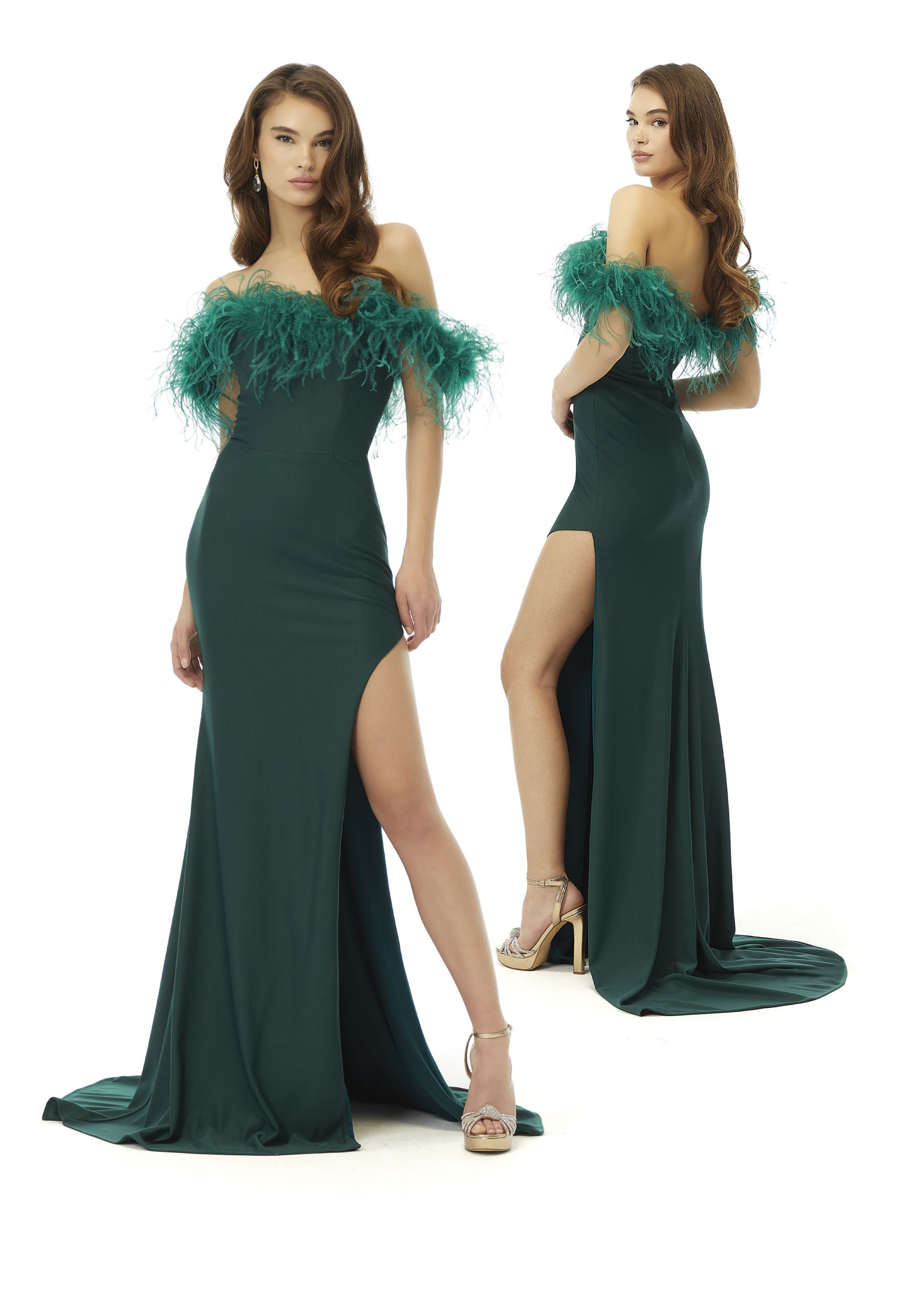 Una donna indossa un vestito verde con piume sulle maniche.