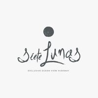 Logotipo de Siete Lunas en texto negro escrito a mano con un pequeño icono de sol y eslogan debajo sobre un fondo blanco.
