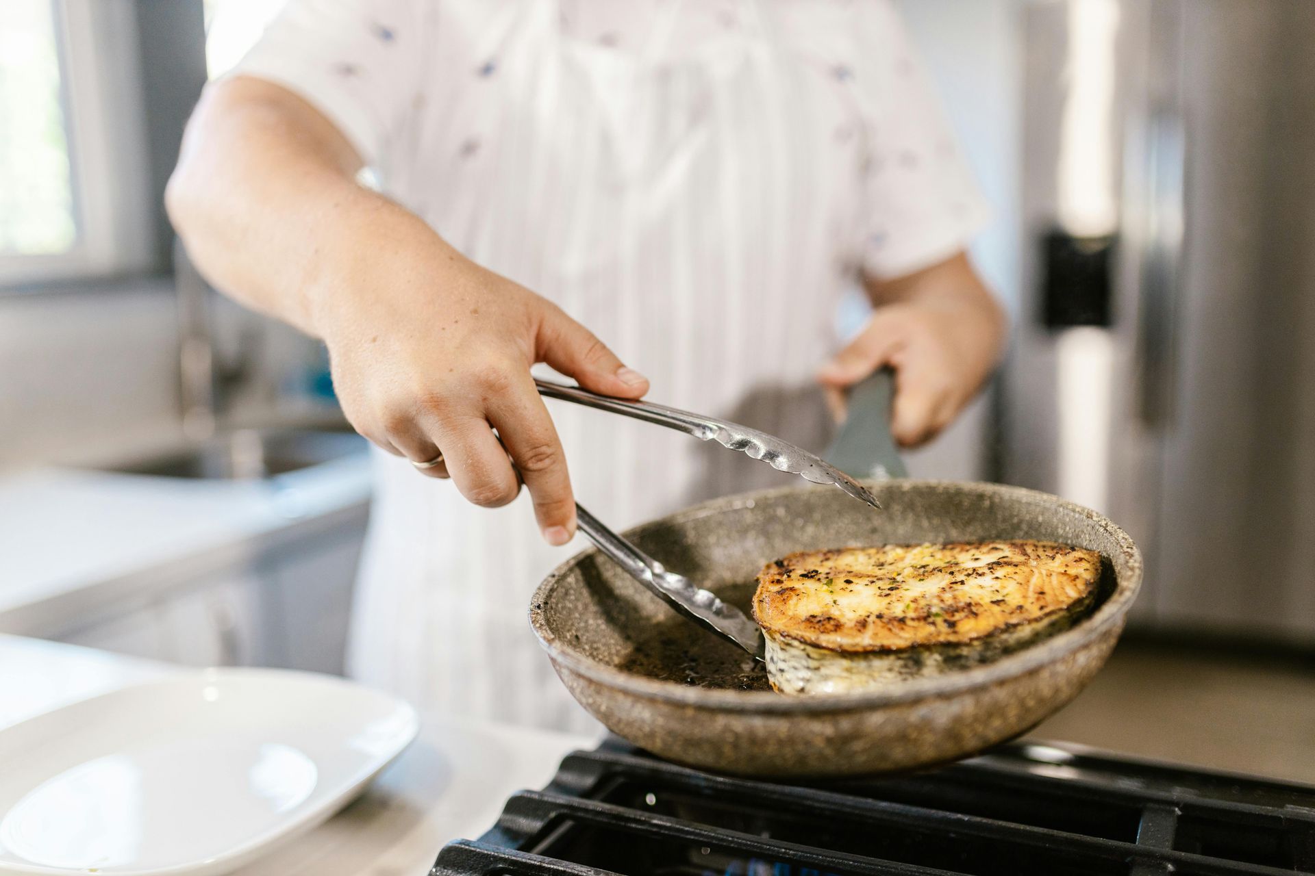 Cooking fish on the hob – preventing cooking smells in the kitchen.